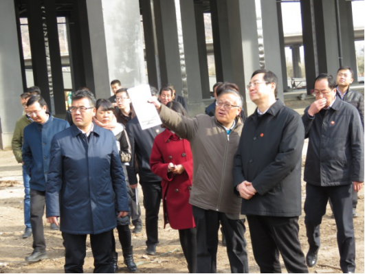 省委常委、西寧市委書記王曉在青海省物產(chǎn)集團(tuán)總公司黨委書記、總經(jīng)理王玉輝陪同下，深入青海物產(chǎn)朝陽物流園區(qū)。